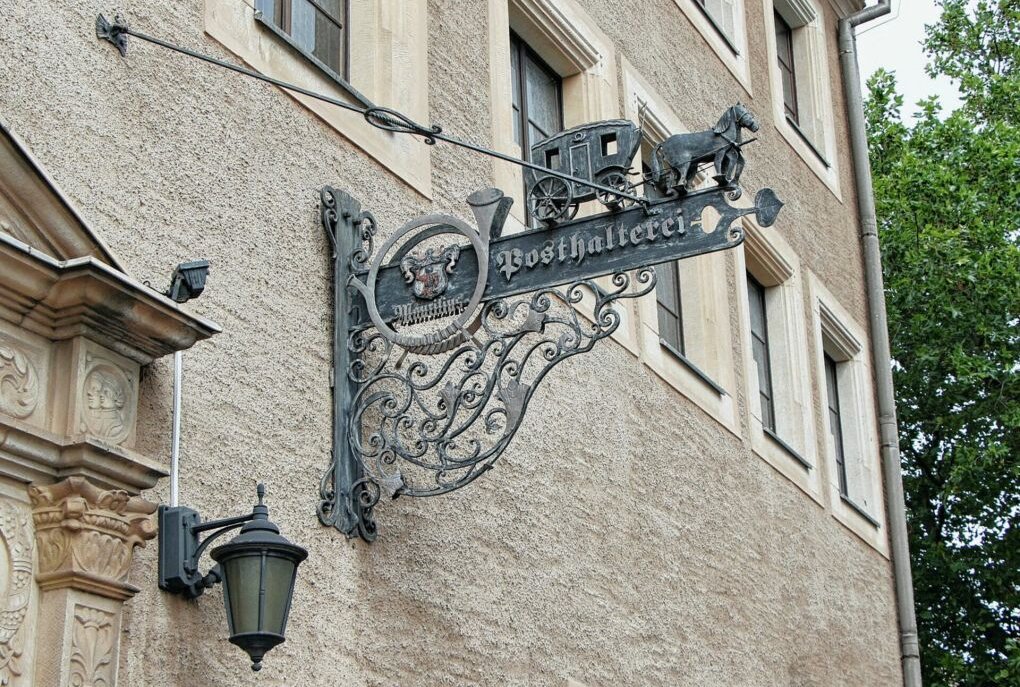 Zwickau sucht Investor für dieses historische Gebäude - Ein schmiedeeisernes Schild weist auf die frühere Nutzung des Gebäudes hin. Foto: Stadt Zwickau