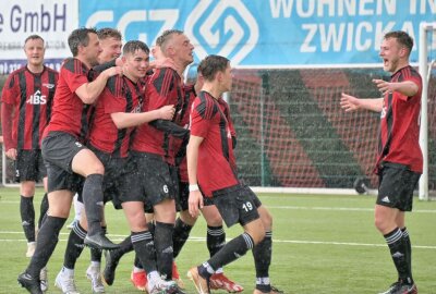 Zwickau und Thalheim trennen sich 3:3-Unentschieden - Freude beim ESV Lok Zwickau über ein verwandeltes Tor. Foto: Ramona Schwabe