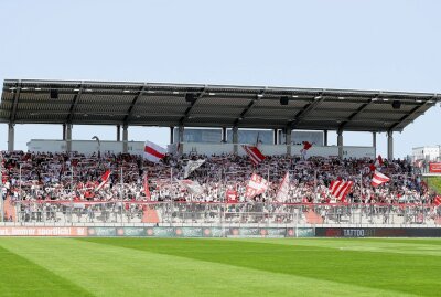 Zwickau verabschiedet sich aus der Liga - Fans von Zwickau. Foto: PICTURE POINT / Gabor Krieg