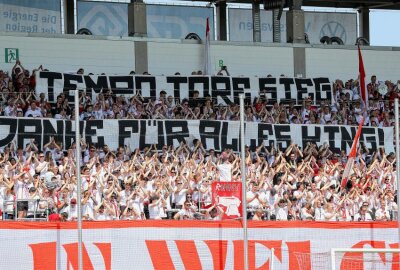 Zwickau verabschiedet sich aus der Liga - Fans Zwickau zeigen Banner zur Verabschiedung von Ronny König (15, Zwickau). Foto: PICTURE POINT / Gabor Krieg