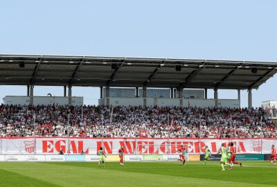 Zwickau verabschiedet sich aus der Liga - Fans Zwickau zeigen Banner " EGAL IN WELCHER LIGA ". Foto: PICTURE POINT / Gabor Krieg