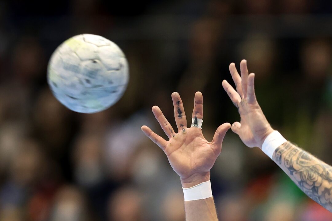 Zwickau verliert Spiel bei Spitzenreiter Bietigheim - Ein Handball wird gefangen.