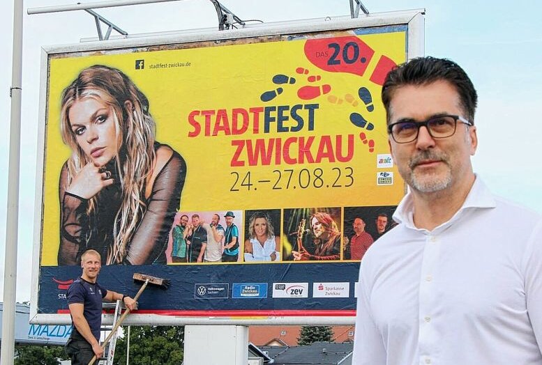 Zwickau wirbt für sein Stadtfest - Großplakat des Stadtfestes und Geschäftsführer der Comedia Concept GmbH Sascha Neef. Foto: Stadt Zwickau