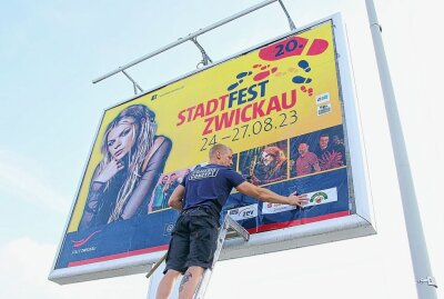 Zwickau wirbt für sein Stadtfest - Zirka 100 Großplakate weisen in der Stadt Zwickau und dem Umland auf das Riesenspektakel hin. Foto: Stadt Zwickau 