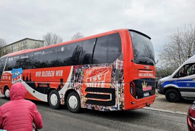 Zwickau zieht ins Sachsenpokal-Halbfinale ein! - Der Mannschaftsbus von FSV Zwickau. Foto: Harry Härtel