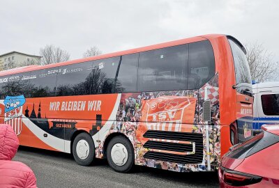 Zwickau zieht ins Sachsenpokal-Halbfinale ein! - Der Mannschaftsbus vom FSV Zwickau. Foto: Harry Härtel