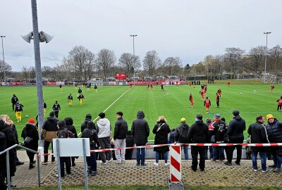 Zwickau zieht ins Sachsenpokal-Halbfinale ein! - Die Mannschaften machen sich warm. Foto: Harry Härtel