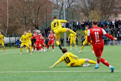 Zwickau zieht ins Sachsenpokal-Halbfinale ein! - David Groschopp in der Luft. Foto: Harry Härtel