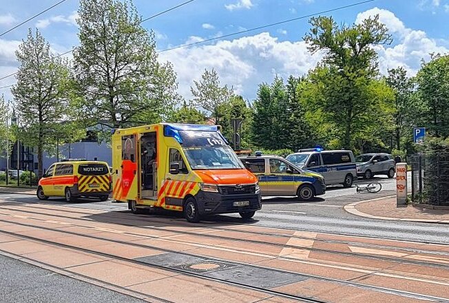 Gegen 11:30 Uhr kam es zu dem Zusammenstoß zwischen einem 71-jährigen Ford-Fahrerund einem 48-jährigen Fahrradfahrer an der Kreuzung Werdauer Str. und Lutherstraße in Zwickau.  Foto: Mike Müller