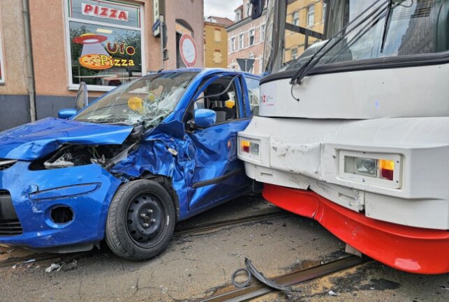 Zwickau: Zwei Verletzte nach Unfall mit Straßenbahn - Am Mittwochnachmittag kam es in Zwickau zu einem Unfall zwischen einem PKW und einer Straßenbahn. Foto: Mike Müller