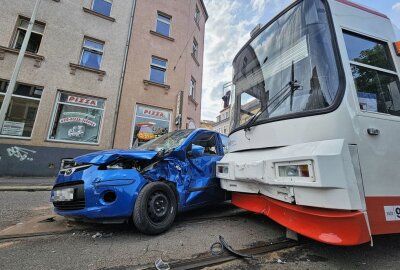 Zwickau: Zwei Verletzte nach Unfall mit Straßenbahn - Am Mittwochnachmittag kam es in Zwickau zu einem Unfall zwischen einem PKW und einer Straßenbahn. Foto: Mike Müller
