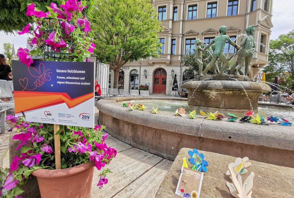 ZEV verschenkte am Samstag in Zwickau und Wilkau-Haßlau kreativ gestaltete Holzblumen und kleine Samentüten. Foto: Ludmila Thiele