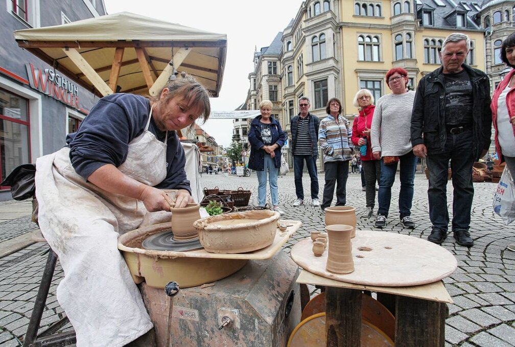 Jacqueline Naß von der Keramik Schmiede aus Borna beim Töpfern. Foto: Mario Dudacy