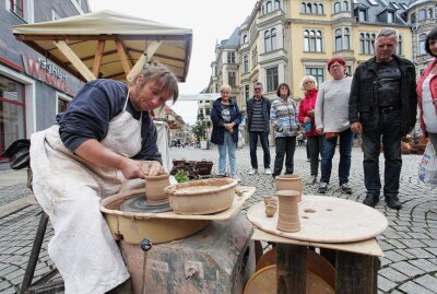 Zwickauer Handwerker- und Töpfermarkt lockt Besucher an - Jacqueline Naß von der Keramik Schmiede aus Borna beim Töpfern. Foto: Mario Dudacy
