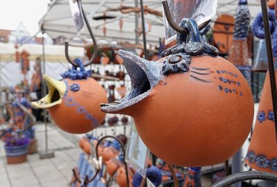 Zwickauer Handwerker- und Töpfermarkt lockt Besucher an - Auf dem Markt gibt es verschiedenste Keramik. Foto: Mario Dudacy