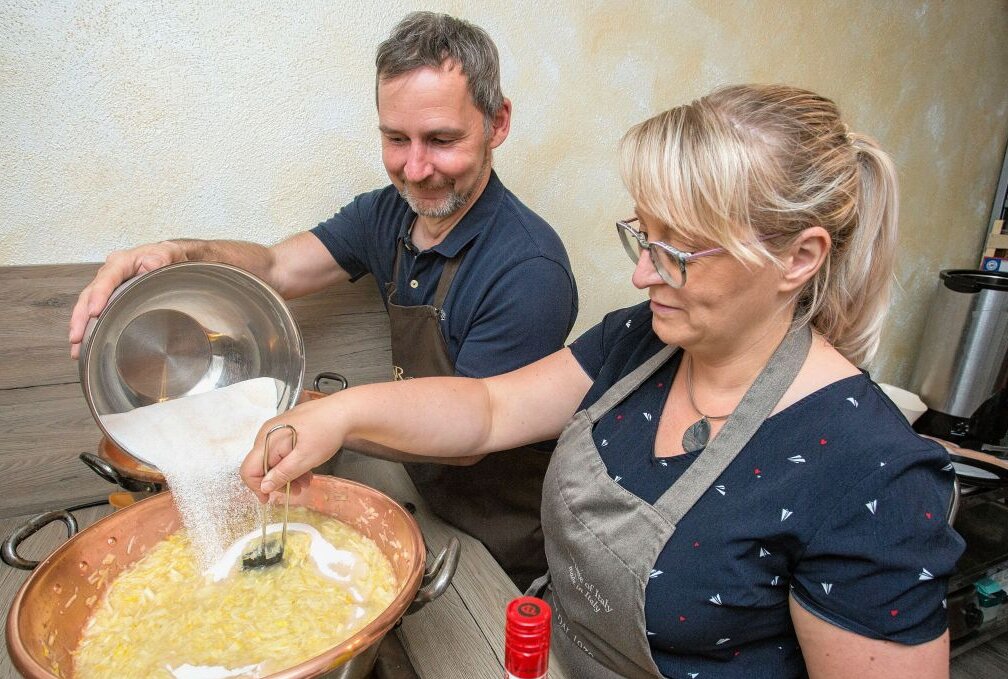 André und Yvonne Richter beim Marmelade kochen. Foto: Jan Görner
