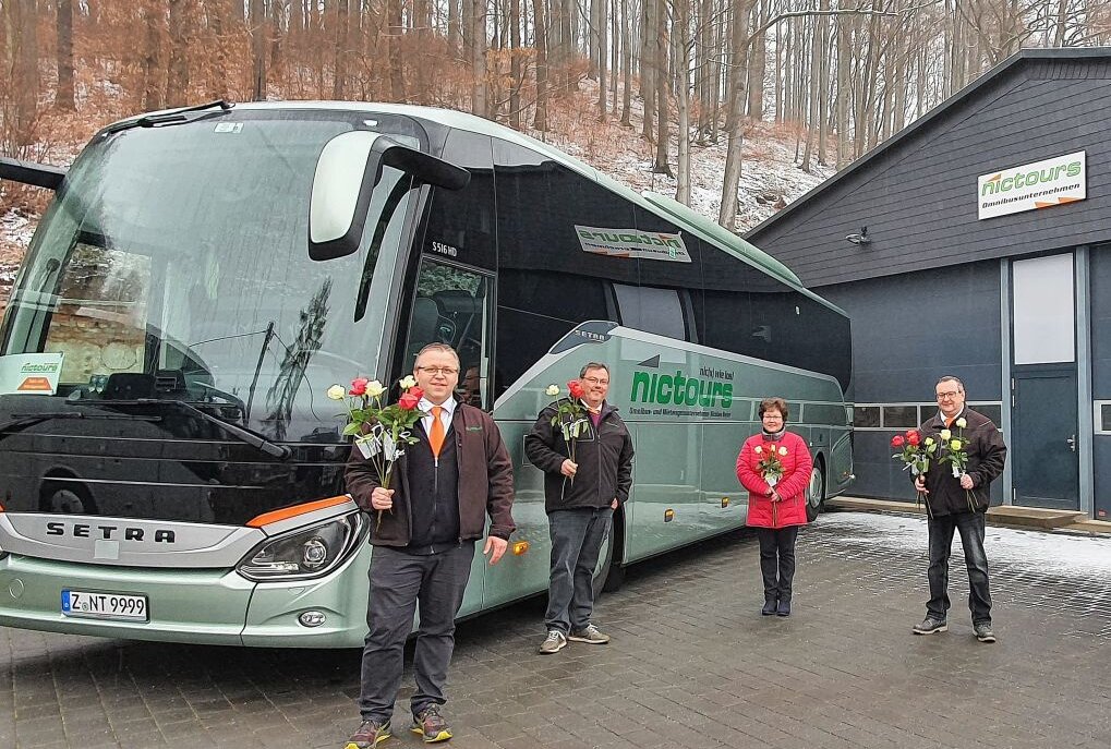 Zwickauer Reiseunternehmer besucht am Frauentag seine Kundinnen - Nicolas Baier (l.) mit blumigen Grüßen für seine Kundinnen. Foto: Nictours