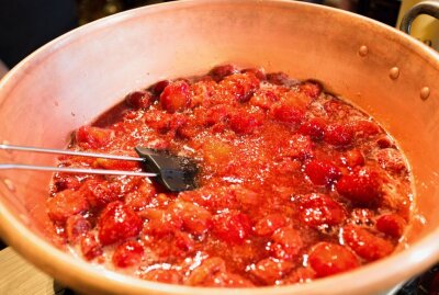 Zwickauer Spezialisten für Marmeladen-Genuss erneut bei Weltmeisterschaft erfolgreich - Erdbeeren verarbeiten André und Yvonne Richter auch zu Fruchtaufstrich. Dazu haben sie die verschiedensten Rezepte. Foto: Jan Görner