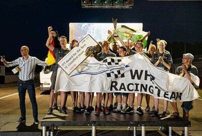 Zwickauer Team siegt in Italien - Bei der Siegerehrung könen die Zwickauer jubeln. Foto: Media Team Formula SAE Italy