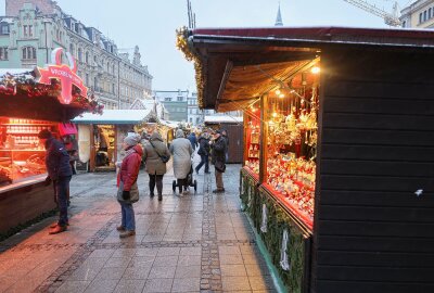 Zwickauer Weihnachtsmarkt eröffnet im winterlichen Glanz - Das winterlichen Zwickau bot das perfekte Ambiente zur Eröffnung des Weihnachtsmarktes am Dienstagnachmittag. Foto: Mario Dudacy