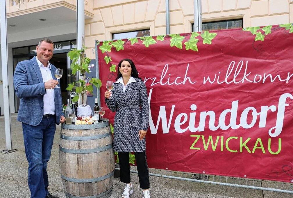 Zwickauer Weindorf öffnet am Freitag die Tore - Enrico Matthes und Katrin Johst laden ins Weindorf ein. Foto: Ludmila Thiele
