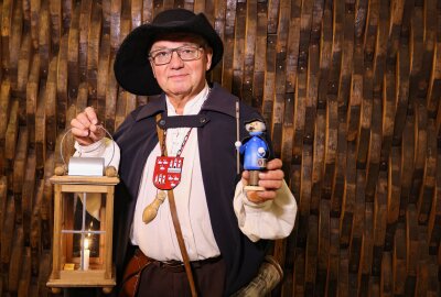 Zwickaus Nachtwächter hat jetzt ein Holzdouble - Der Zwickauer Nachtwächter Christian Bretschneider und sein Double aus Holz. Foto: Mario Dudacy