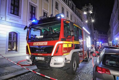 Zwischendecke eines Dresdner Mehrfamilienhauses brennt - In einem Dresdner Mehrfamilienhaus brannte in der Zwischendecke zwischen der zweiten und dritten Etage. Foto: Roland Halkasch