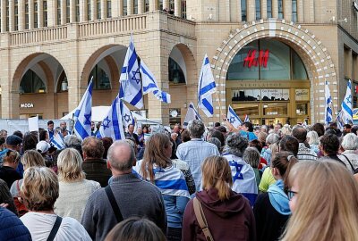 Zwischenfälle bei Israel-Demo in Chemnitz: Syrische Jugendliche greifen Seniorin an - Demonstration am Mittwoch in Chemnitz auf dem Neumarkt. Foto: Harry Härtel