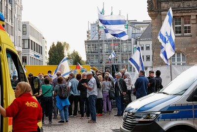 Zwischenfälle bei Israel-Demo in Chemnitz: Syrische Jugendliche greifen Seniorin an - Demonstration am Mittwoch in Chemnitz auf dem Neumarkt. Foto: Harry Härtel