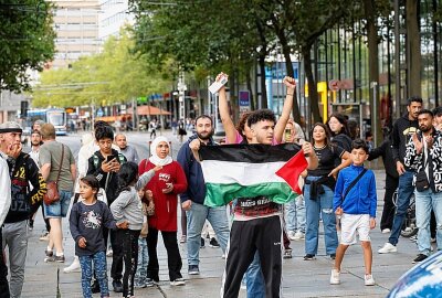 Zwischenfälle bei Israel-Demo in Chemnitz: Syrische Jugendliche greifen Seniorin an - Gegendemonstration am Mittwoch in Chemnitz auf dem Neumarkt. Foto: Harry Härtel