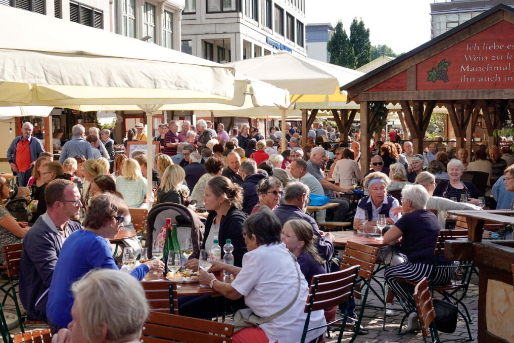 Das Weindorf  hat noch bis zum 14. August in Chemnitz geöffnet. Foto: Harry Härtel / haertelpress