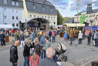 Zwönitz feiert zwei Feste mit einmal - In Zwönitz ist am Wochenende der 30. Erzgebirgische Pferdetag & Zwönitzer Erntedankfest gefeiert worden. Foto: Ralf Wendland