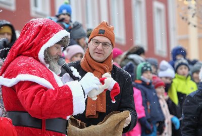 Zwönitz im Parade-Rausch: Vormittags die Weihnachtsmänner, abends die Bergleute - Zwönitz ist im Parade-Rausch: Vormittags gab es die Weihnachtsmannparade und abends die Bergparade. Foto: Katja Lippmann-Wagner