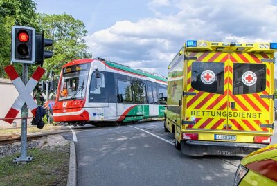 Zwönitz:  Person von Zug erfasst - Schwerverletzte Person nach Kollision mit Bahn. Foto: André März