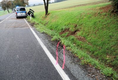 Zwönitz: PKW landet in Graben - Verkehrsunfall in Richtung Zwönitz. Foto: Niko Mutschmann
