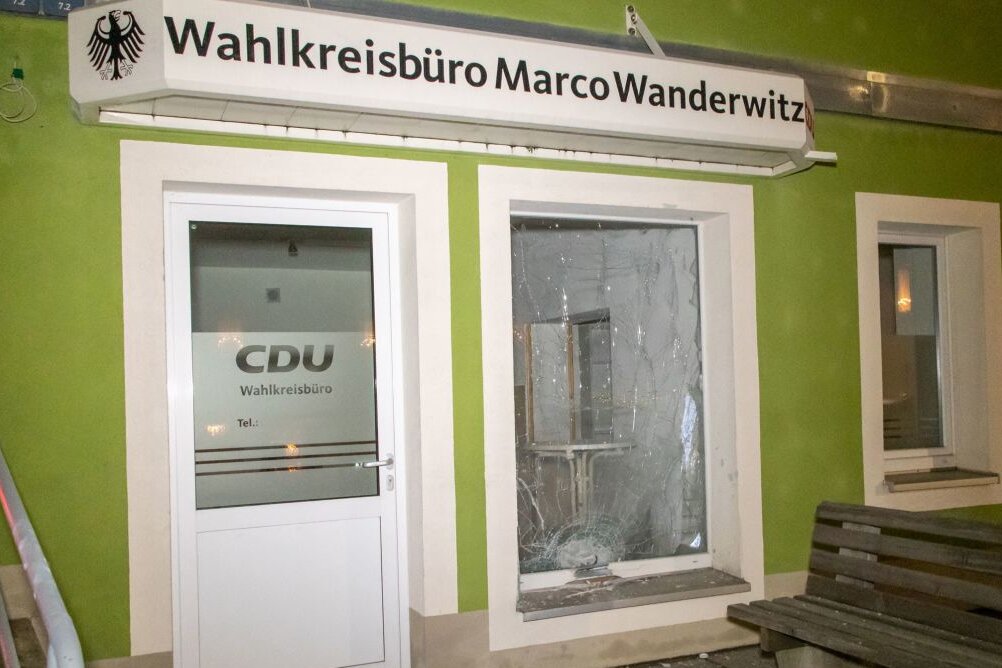 Zwönitz: Wahlkreisbüro von Wanderwitz beschädigt - Wahlkreisbüro von Wanderwitz beschädigt: Das Wahlkreisbüro von Marco Wanderwitz (CDU) ist beschädigt.