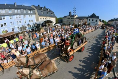 Zwönitzer feiern Erntedankfest und Pferdetag - Einer der Höhepunkte am Sonntag war der Festumzug der Pferdesportvereine mit 28 Schaubildern.