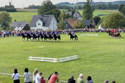 Zwönitzer feiern Erntedankfest und Pferdetag - Beim Schauprogramm auf dem Reitplatz in Kühnhaide gab es am Sonntag auch eine Dressurquadrille zu sehen.