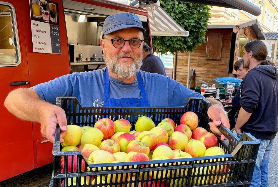 Holger Freitag aus Lugau hat verschiedene Apfelsorten, die er beim Erntedankfest in Zwönitz präsentiert. Foto: Ralf Wendland