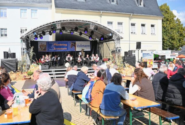 Zwönitzer haben Erntedankfest und Pferdetag gefeiert - Zum 29. Erzgebirgischen Pferdetag & Zwönitzer Erntedankfest gab es in der Innenstadt ein buntes Bühnenprogramm. Foto: Ralf Wendland