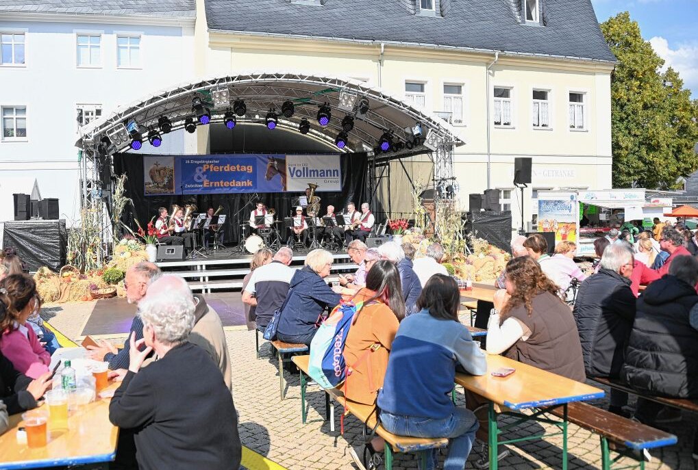 Zum 29. Erzgebirgischen Pferdetag & Zwönitzer Erntedankfest gab es in der Innenstadt ein buntes Bühnenprogramm. Foto: Ralf Wendland