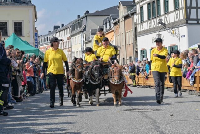 Zwönitzer haben Erntedankfest und Pferdetag gefeiert - Zum Erzgebirgischen Pferdetag & Zwönitzer Erntedankfest hat es auch wieder einen Festumzug gegeben. Foto: Ralf Wendland