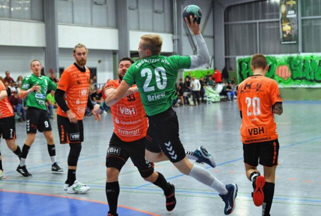Zwönitzer Handballern gelingt die Überraschung - Der Zwönitzer HSV - am Ball Max Briest - hat sich gegen Hoyerswerda den Sieg erkämpft. Foto: Ramona Schwabe