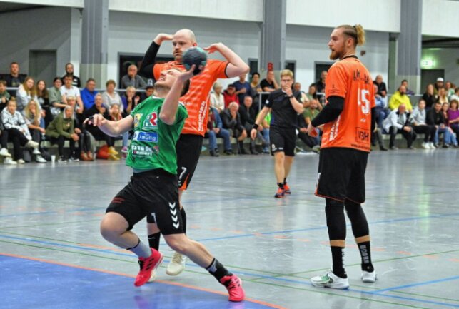 Zwönitzer Handballern gelingt die Überraschung - Der Zwönitzer HSV - am Ball Clemens Fritsch - hat sich gegen Hoyerswerda den Sieg erkämpft. Foto: Ramona Schwabe