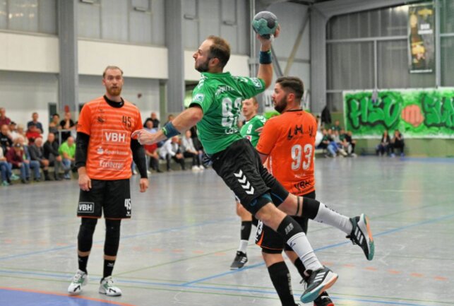 Zwönitzer Handballern gelingt die Überraschung - Der Zwönitzer HSV - am Ball Tommy Löbner - hat sich gegen Hoyerswerda den Sieg erkämpft. Foto: Ramona Schwabe