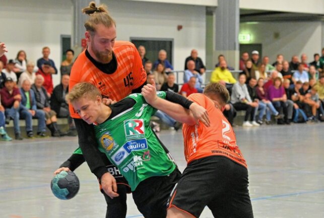 Zwönitzer Handballern gelingt die Überraschung - Der Zwönitzer HSV - am Ball Tom Anger - hat sich gegen Hoyerswerda den Sieg erkämpft. Foto: Ramona Schwabe