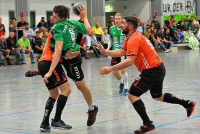 Zwönitzer Handballern gelingt die Überraschung - Der Zwönitzer HSV - am Ball Neuzugang Leo Bauer - hat sich gegen Hoyerswerda den Sieg erkämpft. Foto: Ramona Schwabe