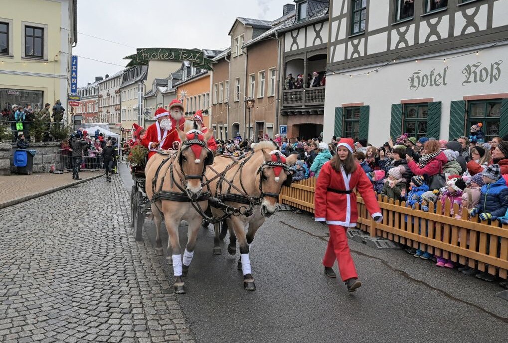 Zwönitzer laden zu Hutzentagen ein - In Zwönitz startet heute wieder eine Weihnachtsmannparade.Foto: Ralf Wendland