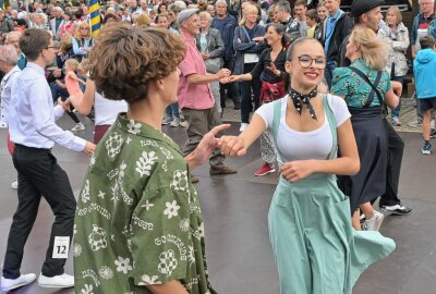 Zwönitzer Sommer-Oldies sind immer wieder ein Highlight - Hanna Riedel und Julien Gläß gehören als erfolgreiches Turniertanzpaar zu den Yellow Boogie Dancers Zwönitz. Foto: Ralf Wendland