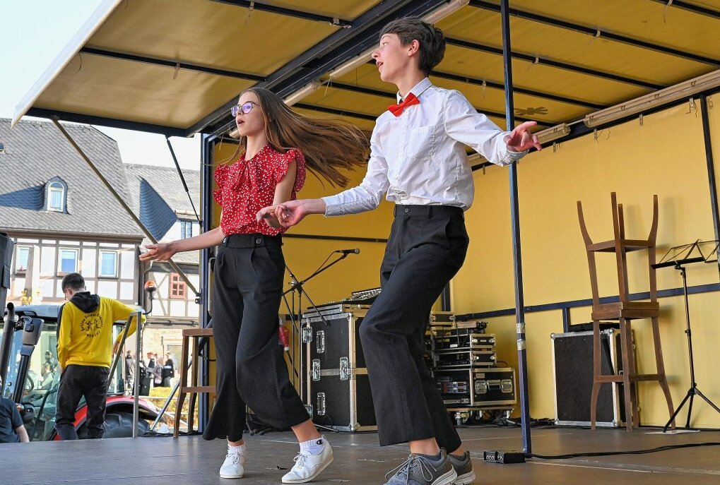 Zwönitzer Tanzpaar erfolgreich bei internationalem Turnier - Julien Gläß und Hanna Riedel - hier bei einem Auftritt im Mai in Zwönitz - sind jetzt Vierte beim World-Cup Boogie-Woogie der Junioren geworden. Foto: Ralf Wendland